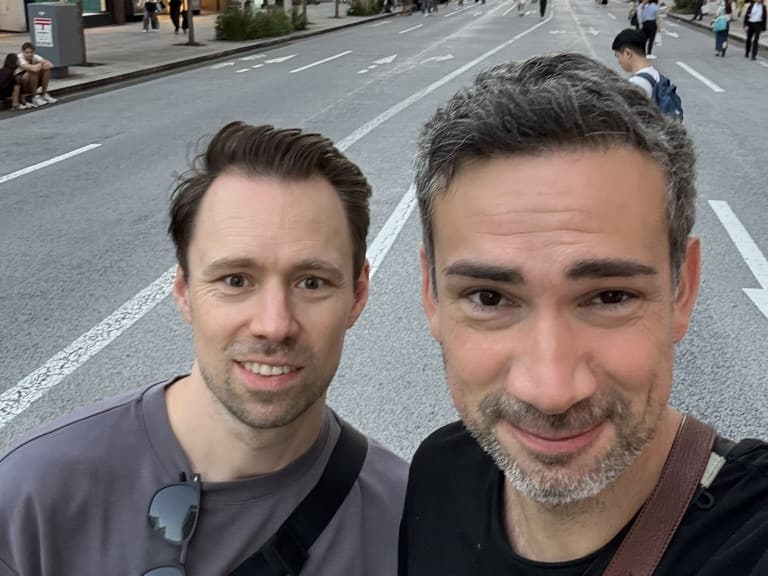 Ronny links und Semih rechts auf einem gemeinsamen Foto, beide schauen in die Kamera.